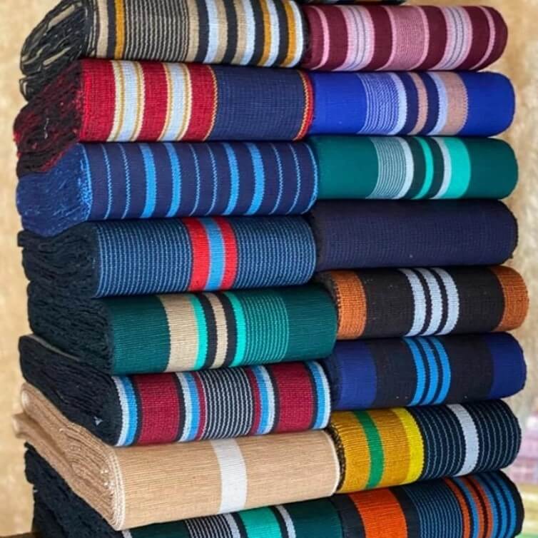 Image de l'article `L’aso oke nigérian, textile yoruba artisanal, échappe à l’industrie malgré un succès mondial`